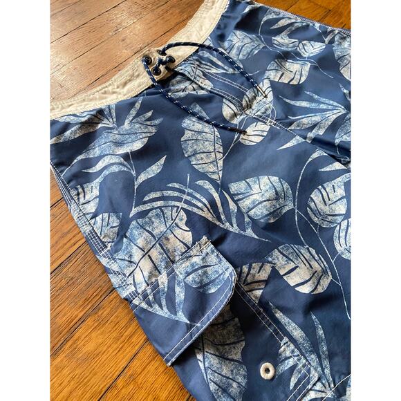 TOMMY BAHAMA Relax Blue/White Floral Cargo Swim Shorts sz M - Picture 2 of 12